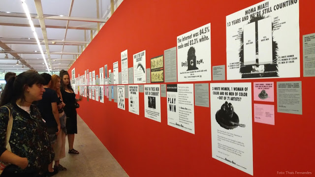 Público acompanhando a exposição das Guerrilla Girls no Masp
