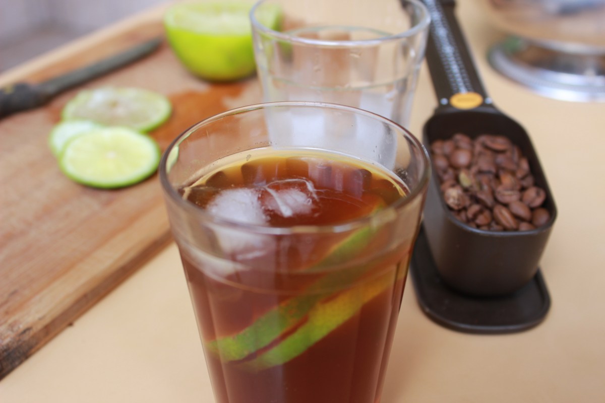 café gelado com limão ou laranja dá&nbsp;bom?